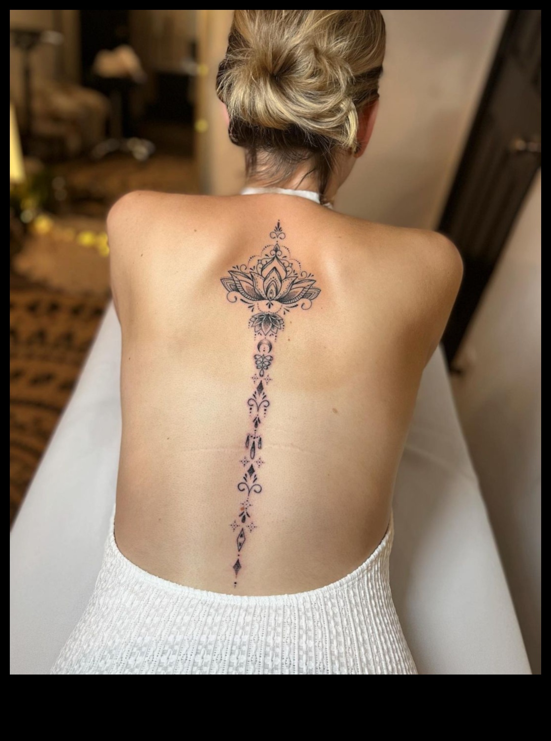 קנבס של עמוד השדרה: חקר אומנות הקעקועים האפיים של הצהרה אחורית