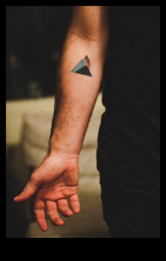 דיו חינני: תחכום בתצוגה עם קעקועים על שורש כף היד