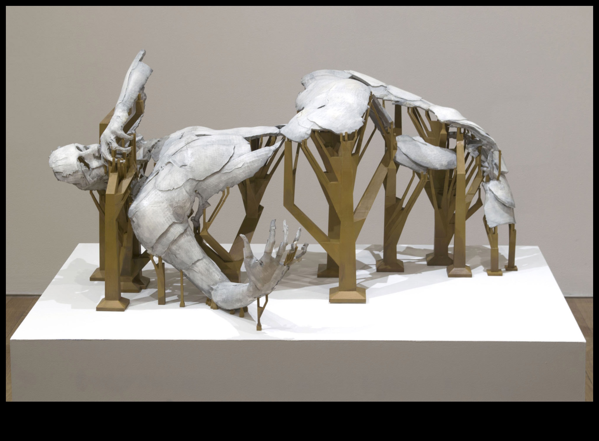 פסלים חיים: העולם הדינמי של אמנות גוף טרנספורמטיבית