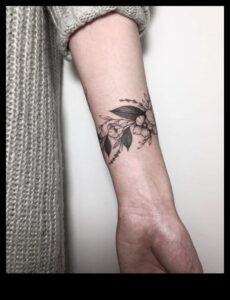 דיו חינני: תחכום בתצוגה עם קעקועים על שורש כף היד