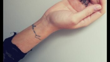 סיפורים זעירים: קעקועים בשורש כף היד המקריינים סיפורים אישיים